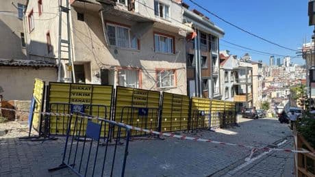 Kağıthane'de 3 katlı binada balkon çöktü
