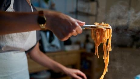 Indignación en Roma: los restauradores acusan al canal británico Good Food de 'bastardear' el Cacio e Pepe