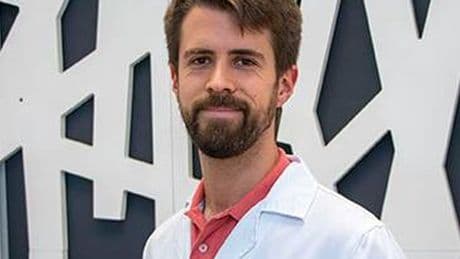 Alejandro González, médico: "Vivir en zonas calurosas, beber poca agua o llevar una dieta poco equilibrada aumenta el riesgo de sufrir cólicos"