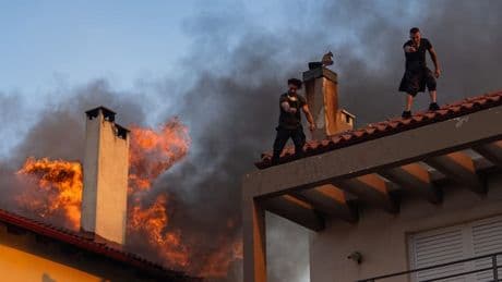 "Une bataille titanesque": en Grèce, les pompiers luttent contre des dizaines d'incendies attisés par des vents violents