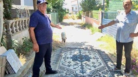 Belediye yol yapmayınca vatandaş sokağa halı sermek zorunda kaldı