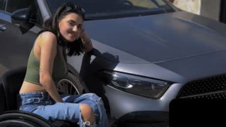 Una chica en silla de ruedas muestra los utensilios que le permiten conducir sin problemas: “Depende en qué punto lleve la mano se puede hacer mucho daño”