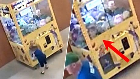 Kleine jongen komt vast te zitten in grijpmachine