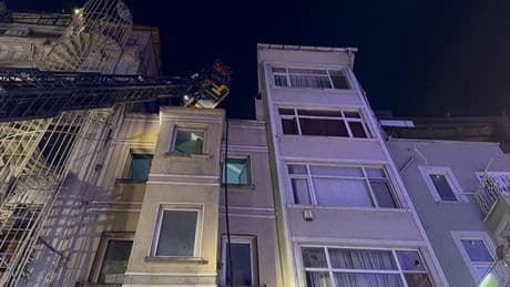 Beyoğlu'nda eğlence mekanının çatısında yangın