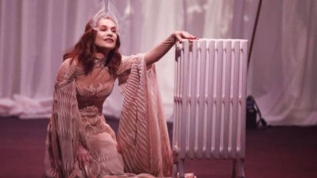 Hoe kijken wij naar een vrouw als actrice Isabelle Huppert? Daarover gaat het in het toneelstuk ‘Bérénice’