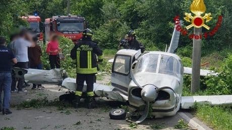 Aereo da turismo con tre studenti a bordo va in avaria: il pilota lo porta lontano dalle case, atterraggio d'emergenza in strada vicino Padova