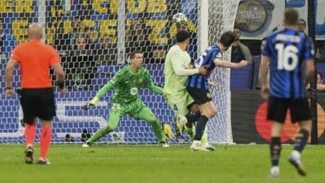 Il segreto di Acerbi: con una scarpa bucata ha segnato al Barcellona, è la stessa indossata col Torino?