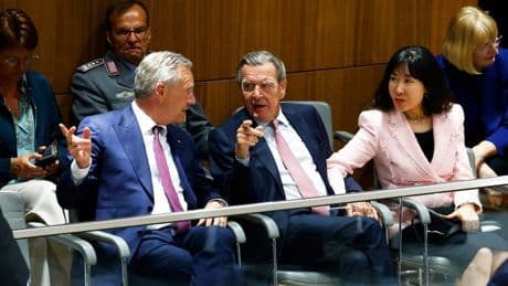 Schröder stellt Bedingungen: Altkanzler fordert nicht-öffentliche Videoschalte
