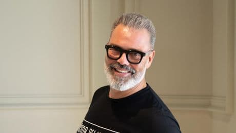 Víctor del Valle, peluquero: “Es una responsabilidad grandísima trabajar con personas que nunca en su vida han pensado en cortarse el pelo”