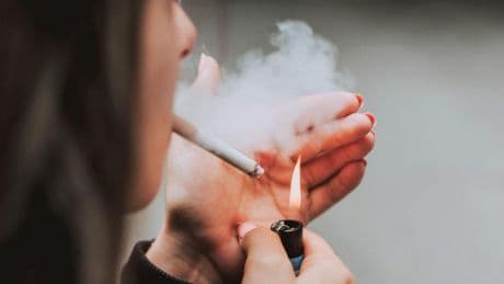 Francia prohíbe fumar en playas, parques y entornos escolares a partir del 1 de julio