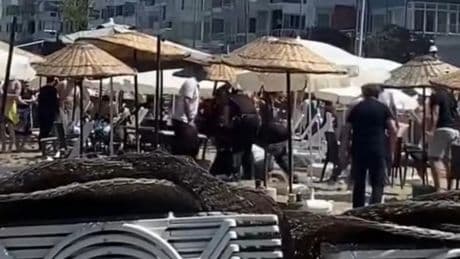 Bursa'da halk plajında şezlong kavgası! Tekme ve yumruklarla birbirlerine girdiler