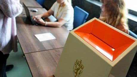 Los noruegos comienzan a votar a su próximo gobierno en un clima de incertidumbre