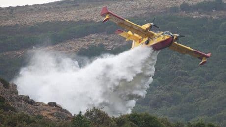 Incendi in Sardegna: case evacuate, chiuso l’aeroporto di Alghero