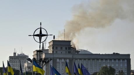 Ukraine : le siège du gouvernement incendié à Kiev après une attaque aérienne russe sans précédent