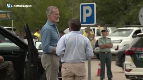 Los brigadistas que rechazaron el saludo a Mañueco tampoco le dieron la mano a la ministra Redondo