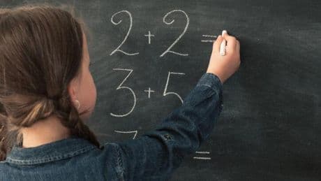 Por qué a los niños se les dan mejor las matemáticas que a las niñas: la brecha de género se produce desde primaria