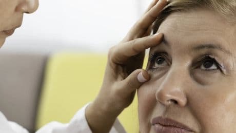 La enfermedad ocular degenerativa propia en mujeres mayores de 50 años que provoca visión borrosa