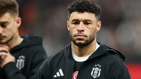 Premier League side favourites to sign Arsenal and Liverpool hero on free transfer