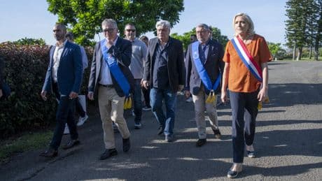 Nouvelle-Calédonie: Emmanuel Macron annonce une relance du dialogue au moment de la visite de Marine Le Pen