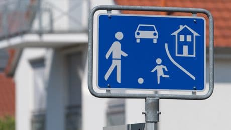 Das Blaue ist es nicht: So sieht das Spielstraßen-Schild wirklich aus