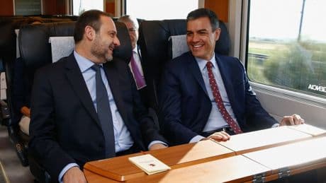 Sánchez y Ábalos lideran la lista de diputados con más ausencias en el Congreso