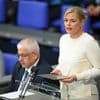 Ansteck-Blume offenbar nicht erlaubt: Srebrenica-Überlebende im Bundestag fühlten sich wegen Klöckners Regeln drangsaliert