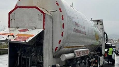 Yol trafiğe kapatıldı! Doğalgaz yüklü tankerdeki kaçak korkuttu