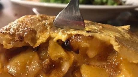 La tortilla de patata de un conocido bar de Bizkaia que ha enamorado a Marta Pombo y Luis Zamalloa