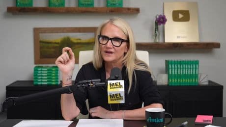 Mel Robbins, coach experta en cambio: “Si alguien se siente cómodo hablándote mal de otra persona a escondidas, lo más probable es que también hable de ti a tus espaldas”