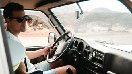 Usar estas gafas de sol al volante podría costarte hasta 200 euros de multa