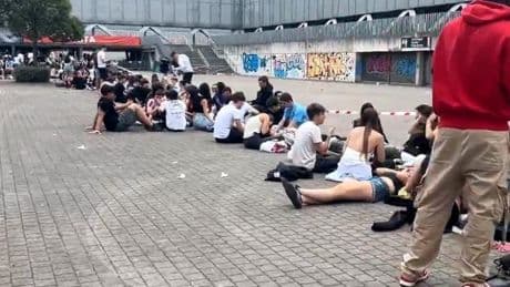 Cientos de personas hacen cola desde primera hora para ver a Myke Towers en el BEC