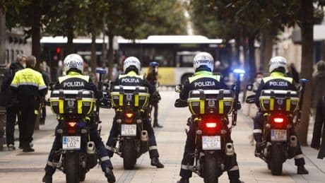 Se tumba en la calzada y lanza «patadas» a un policía en Vitoria