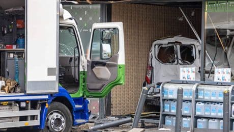 Chauffeur wordt onwel en veroorzaakt grote ravage: raakt busjes die tankstation in rijden