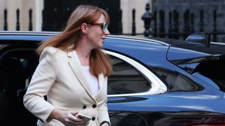 Angela Rayner si dimette, bufera in Gb: la vicepremier lascia per lo scandalo casa, duro colpo per il governo Starmer