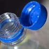 Umweltschutz: Fest verbundene Deckel nerven Verbraucher beim Trinken