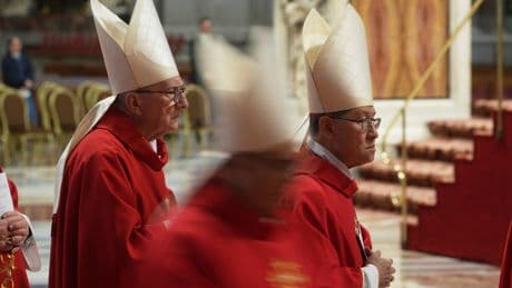 Maniobras de desgaste contra los dos principales papables: un vídeo de Tagle cantando ‘Imagine’ y falsos achaques de Parolin