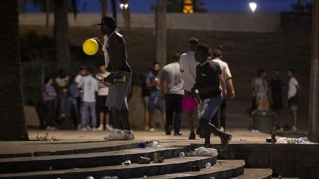 Basura, gas de la risa y peleas; el amanecer diario en el Somorrostro