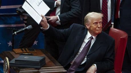 Trump cambia nombres de lugares y festividades en un intento de reescribir la historia de EEUU