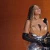 En concert à Houston, Beyoncé a failli tomber de sa voiture volante après la rupture d’un câble