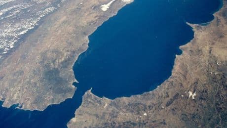 Rescatado un hombre que trataba de cruzar el Estrecho a 20 km de la costa