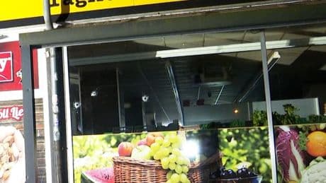Polizei jagt Täter - Hamburger Supermarkt von 21 Kugeln durchsiebt