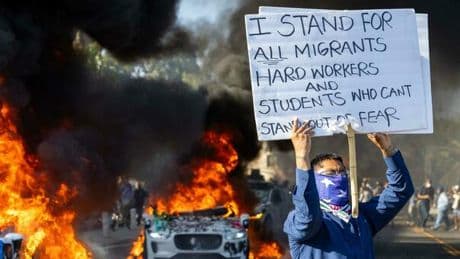 Los Angeles e San Francisco, ancora proteste contro i raid anti migranti. Trump: «Arrestate chiunque indossi mascherine»