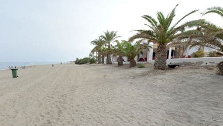 Condenado a ocho meses de prisión por masturbarse en una playa de Almería ante tres menores