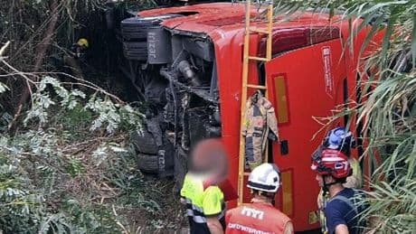 Un autocar con 52 pasajeros vuelca en Santa Susanna y deja nueve heridos