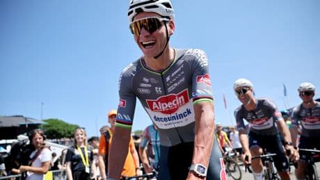 LIVE Tour de France: Mathieu van der Poel rijdt weer ijzersterk, Jonas Abrahamsen wint ondanks gek op de weg
