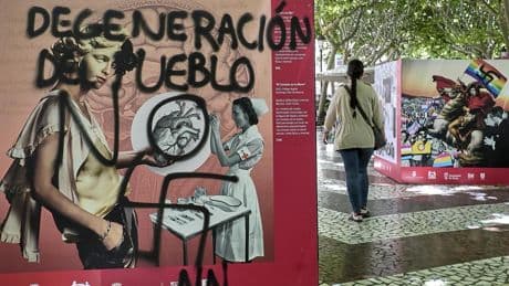 Vandalizan con simbología nazi una exposición sobre la diversidad LGBTI en Gandia