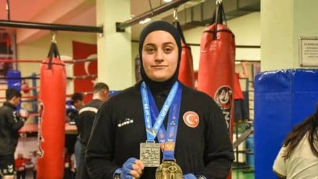 Dünya Boks Şampiyonası'nda Büşra Işıldar ve Şeyma Düztaş madalyayı garantiledi