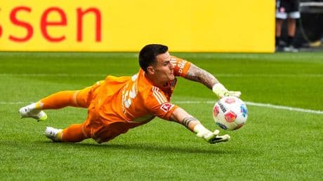 Aufstellung ist da - Eintracht fällt Torwart-Entscheidung!