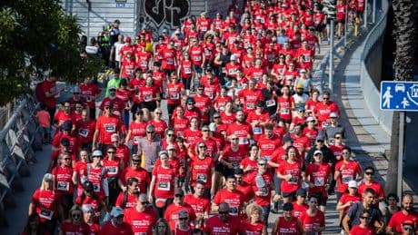 La Cursa de RAC1 llena de deporte, fiesta y radio el Port Vell de Barcelona