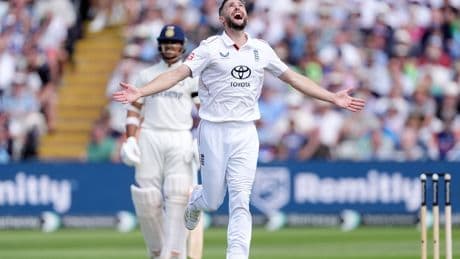 Chris Woakes strikes early for England but India reach lunch on 98 for two